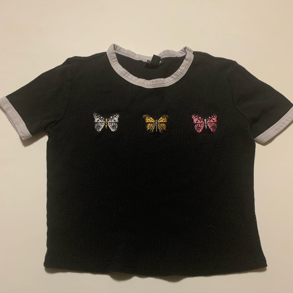 Ring necked ribbed t shirt with butterfly appliqué